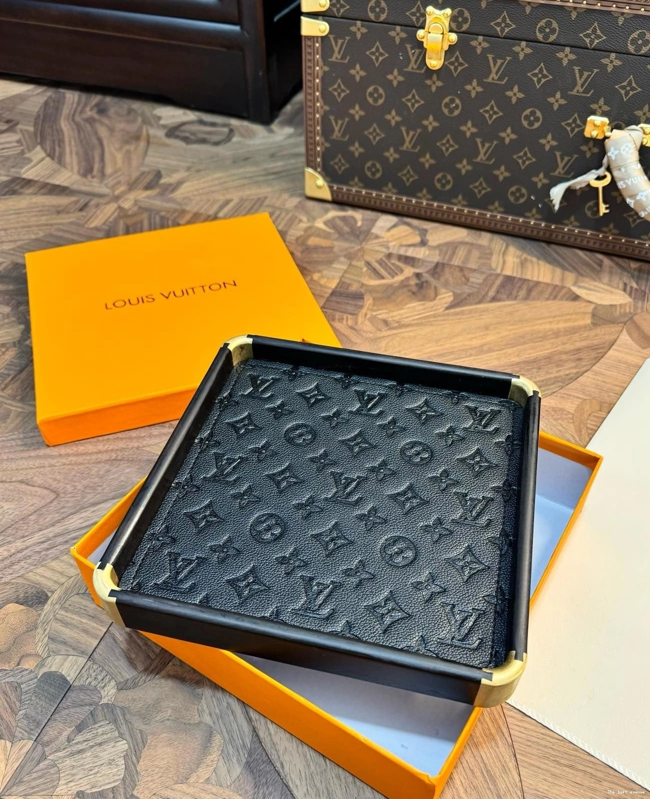 SQUARE LV CUSTOM TRAY SERVING 0812